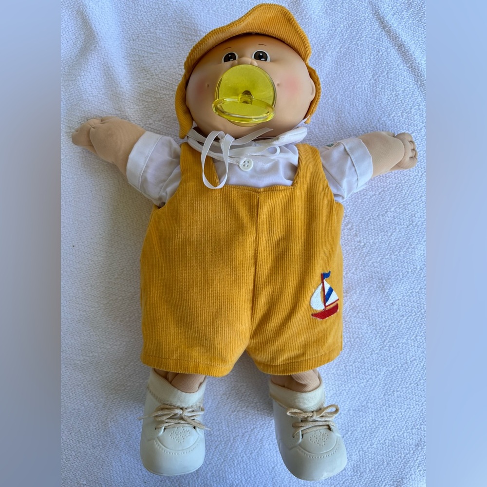 Cabbage Patch Boy Brown Eyes Tan Hair. HM 4, w/ Pacifier Yellow Sailboat
